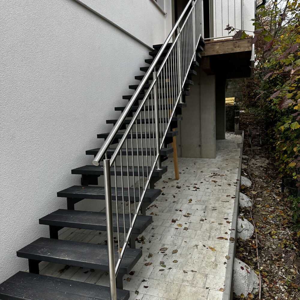 Stahlwangentreppe abgetreppt