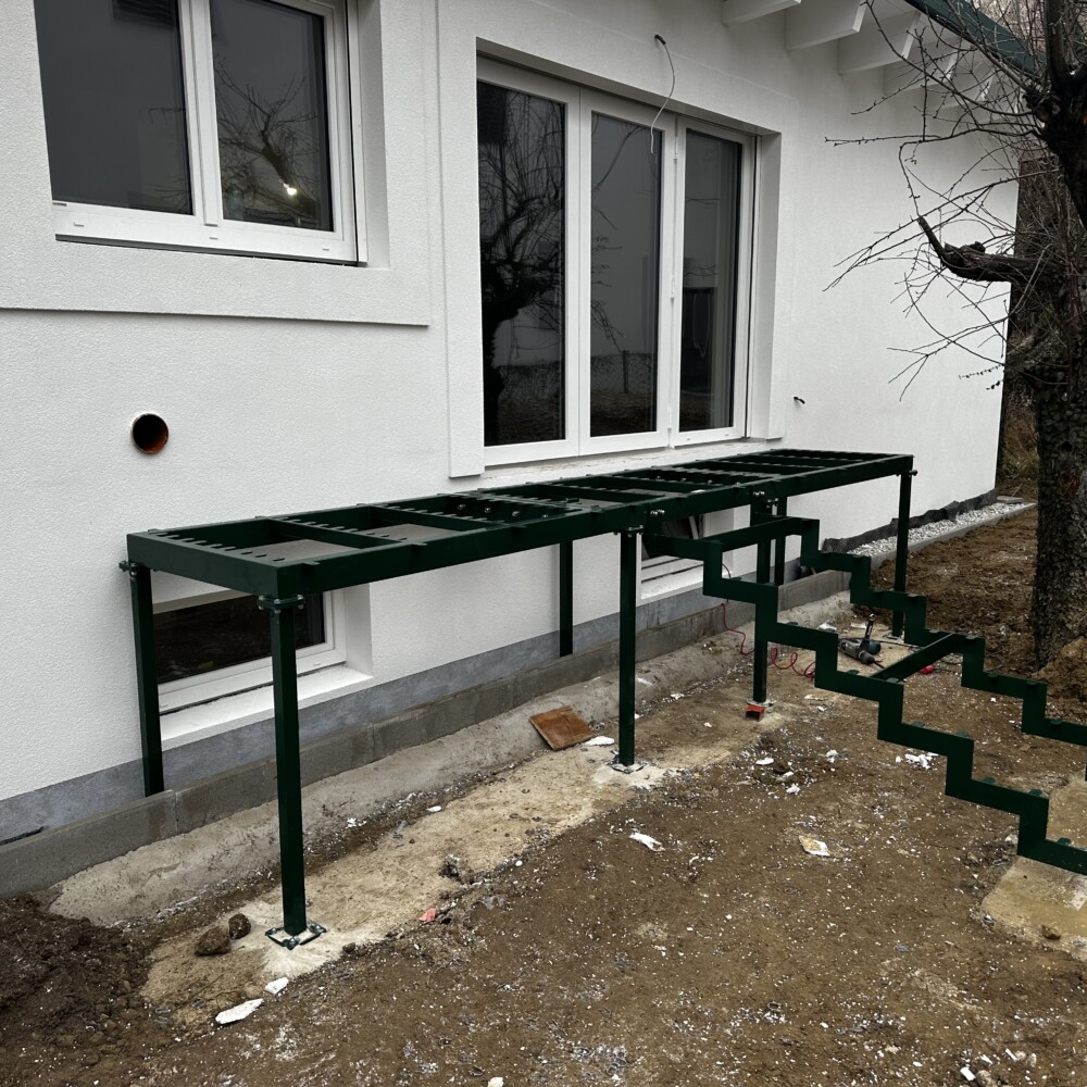 Stahlwangentreppe mit aufgestelltem Balkon