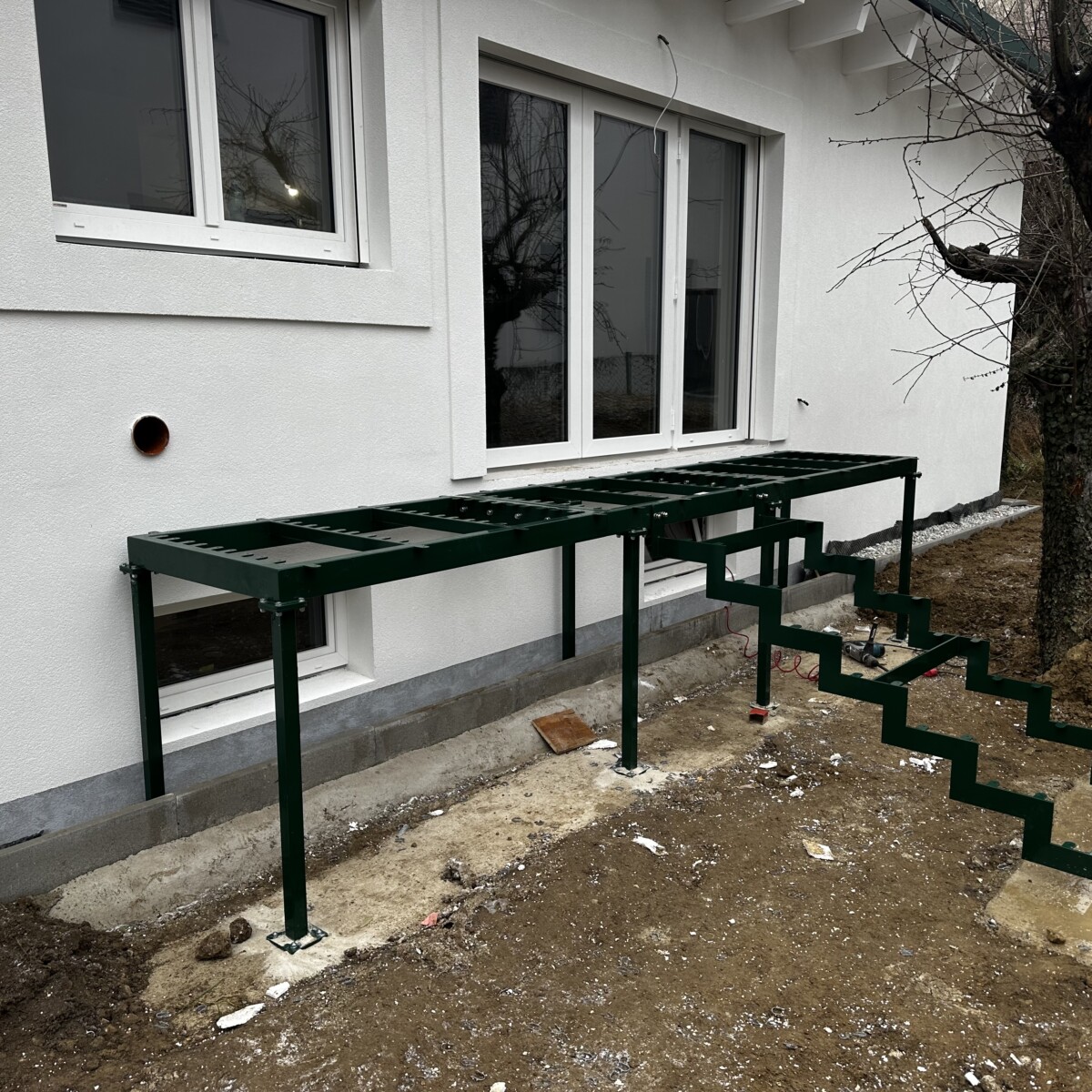Stahlwangentreppe mit aufgestelltem Balkon