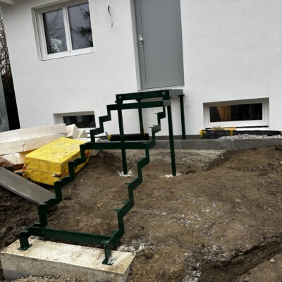 Produktfoto: Stahlwangentreppe mit aufgestelltem Balkon 6