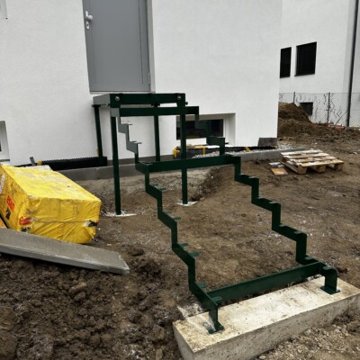 Produktfoto: Stahlwangentreppe mit aufgestelltem Balkon 6