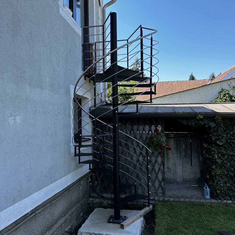 Edelstahl Spindeltreppe schwarz pulverbeschichtet