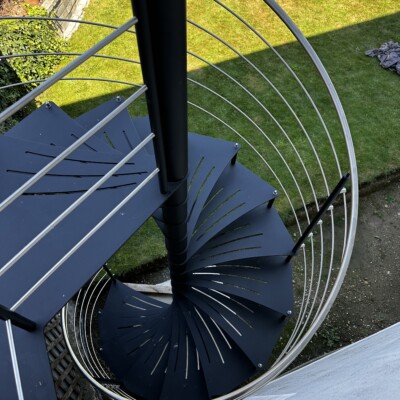 Produktfoto: Edelstahl Spindeltreppe schwarz pulverbeschichtet 3