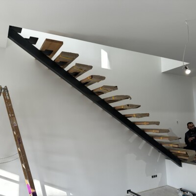 Produktfoto: Mittelholmtreppe nach RAL pulverbeschichtet 4