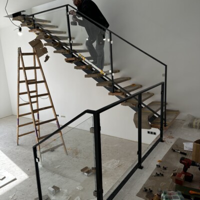 Produktfoto: Mittelholmtreppe nach RAL pulverbeschichtet 4