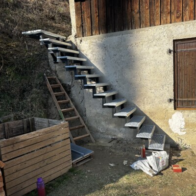 Produktfoto: Zweiholmtreppe Stahl schwarz hammerschlag pulverbeschichtet 7