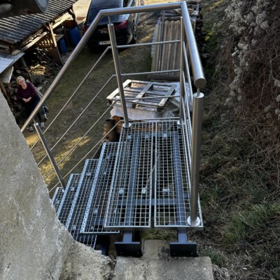 Produktfoto: Zweiholmtreppe Stahl schwarz hammerschlag pulverbeschichtet 7