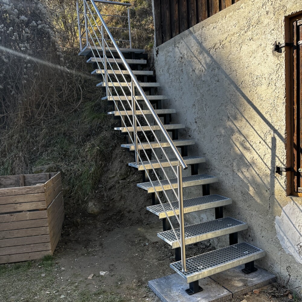 Zweiholmtreppe Stahl schwarz hammerschlag pulverbeschichtet