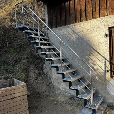 Produktfoto: Zweiholmtreppe Stahl schwarz hammerschlag pulverbeschichtet 7