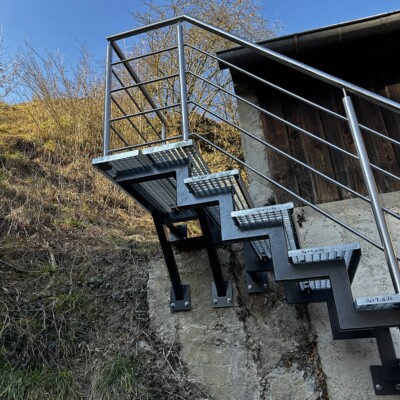 Produktfoto: Zweiholmtreppe Stahl schwarz hammerschlag pulverbeschichtet 7