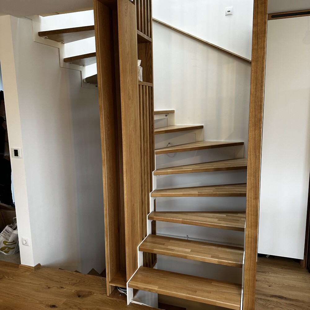 Stahlwangentreppe halb gewendelt