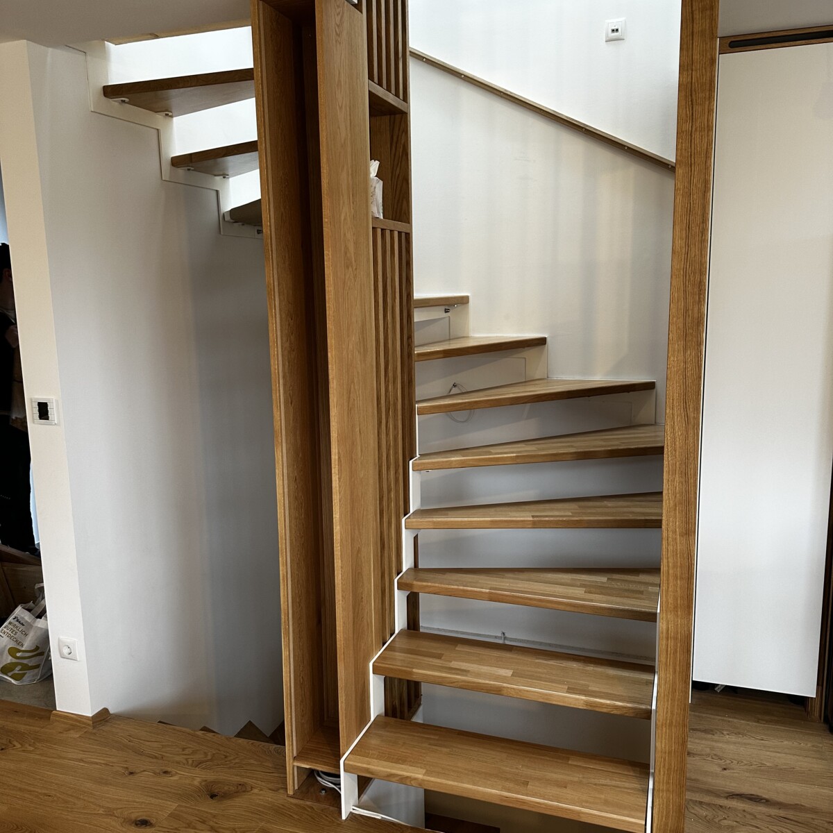 Stahlwangentreppe halb gewendelt