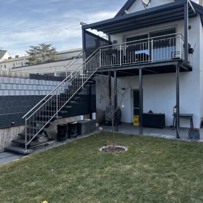 Produktfoto: Mittelholmtreppe nach RAL schwarz Hammerschlag pulverbeschichtet 4