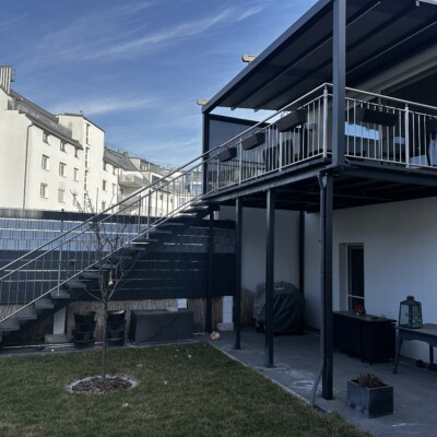 Produktfoto: Mittelholmtreppe nach RAL schwarz Hammerschlag pulverbeschichtet 4