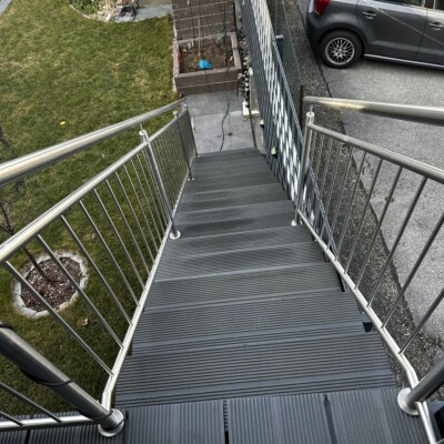 Produktfoto: Mittelholmtreppe nach RAL schwarz Hammerschlag pulverbeschichtet 4