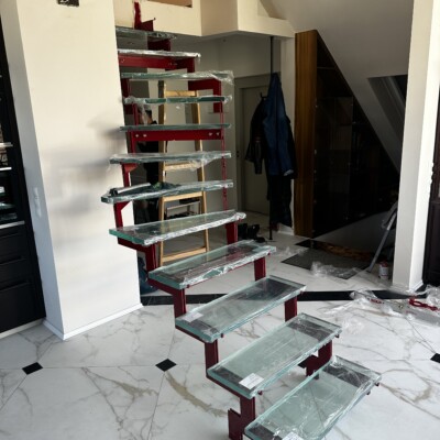 Produktfoto: Doppelstahlwangentreppe abgetreppt weinrot pulverbeschichtet 1