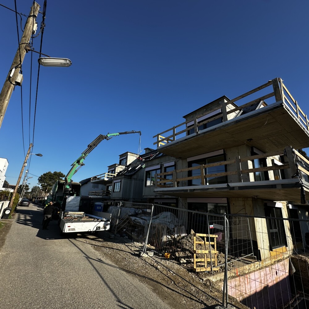 Stahlwangentreppe und 135LM Nurglasgeländer