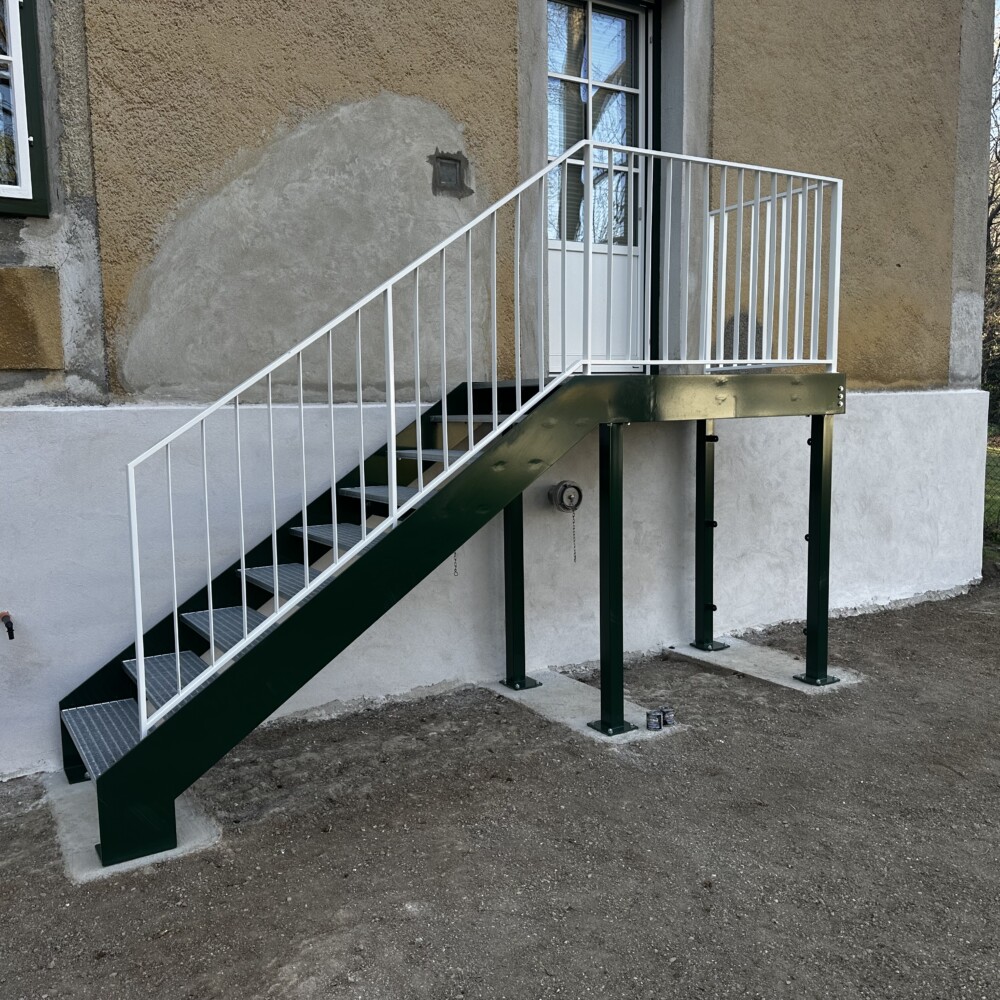 Stahlwangentreppe mit Podest