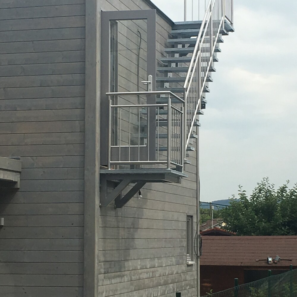 Zweiholmtreppe auf Dachterrasse